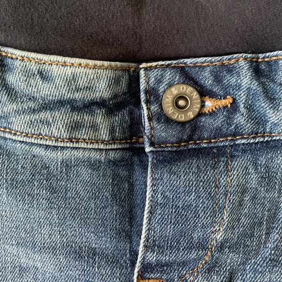 🤰EUC Maternity Jean Shorts, H&M Distressed Denim Mama Short, Size 6 - Picture 4 of 6